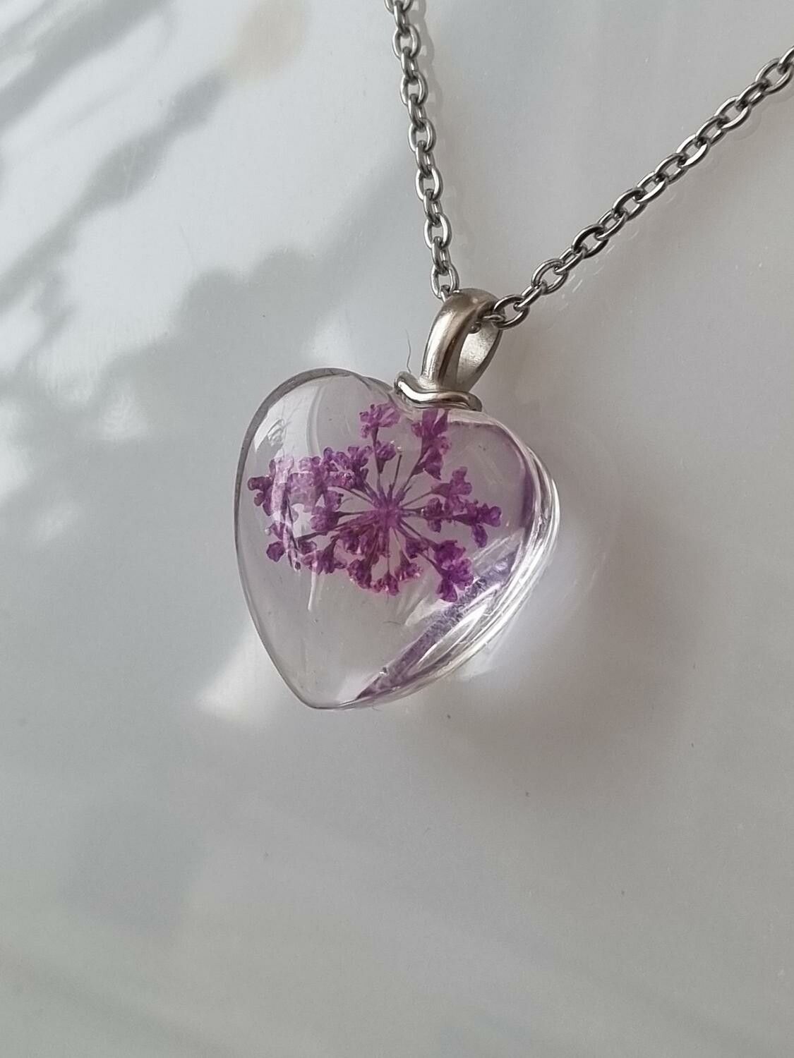 Halsband med hjärtformad glasberlock (50 cm lång kedja) - Lila