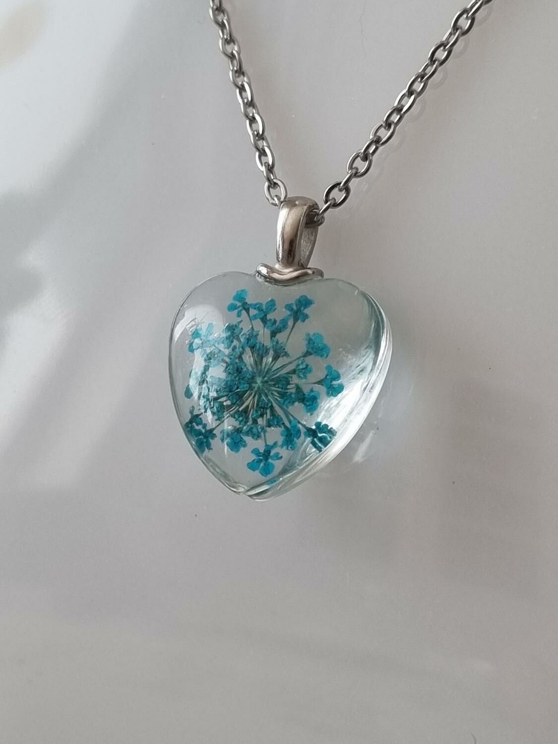 Halsband med hjärtformad glasberlock (50 cm lång kedja) - Blå/turkos