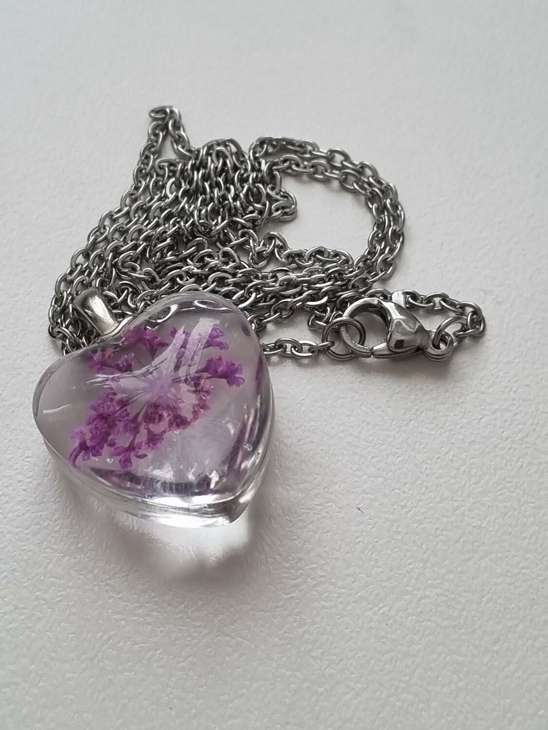 Halsband med hjärtformad glasberlock (50 cm lång kedja) - Lila
