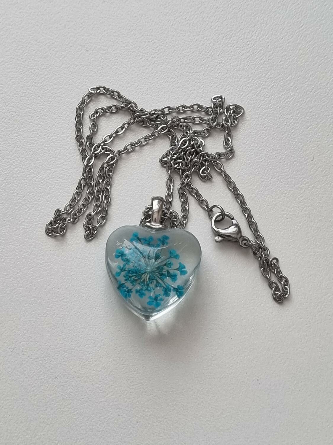 Halsband med hjärtformad glasberlock (50 cm lång kedja) - Blå/turkos