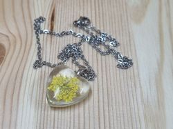 Halsband i rostfritt stål med fin berlock i glas (gul)