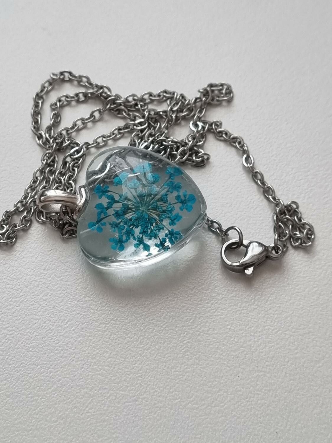 Halsband med hjärtformad glasberlock (50 cm lång kedja) - Blå/turkos