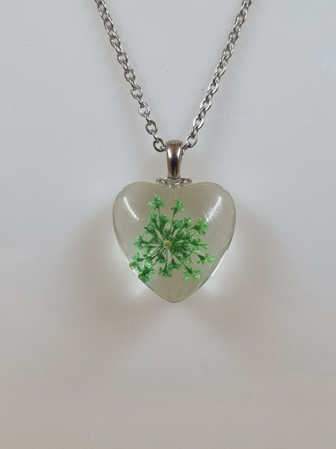 Halsband i rostfritt stål med fin berlock i glas (grön)