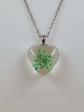 Halsband i rostfritt stål med fin berlock i glas (grön)