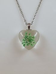 Halsband i rostfritt stål med fin berlock i glas (grön)