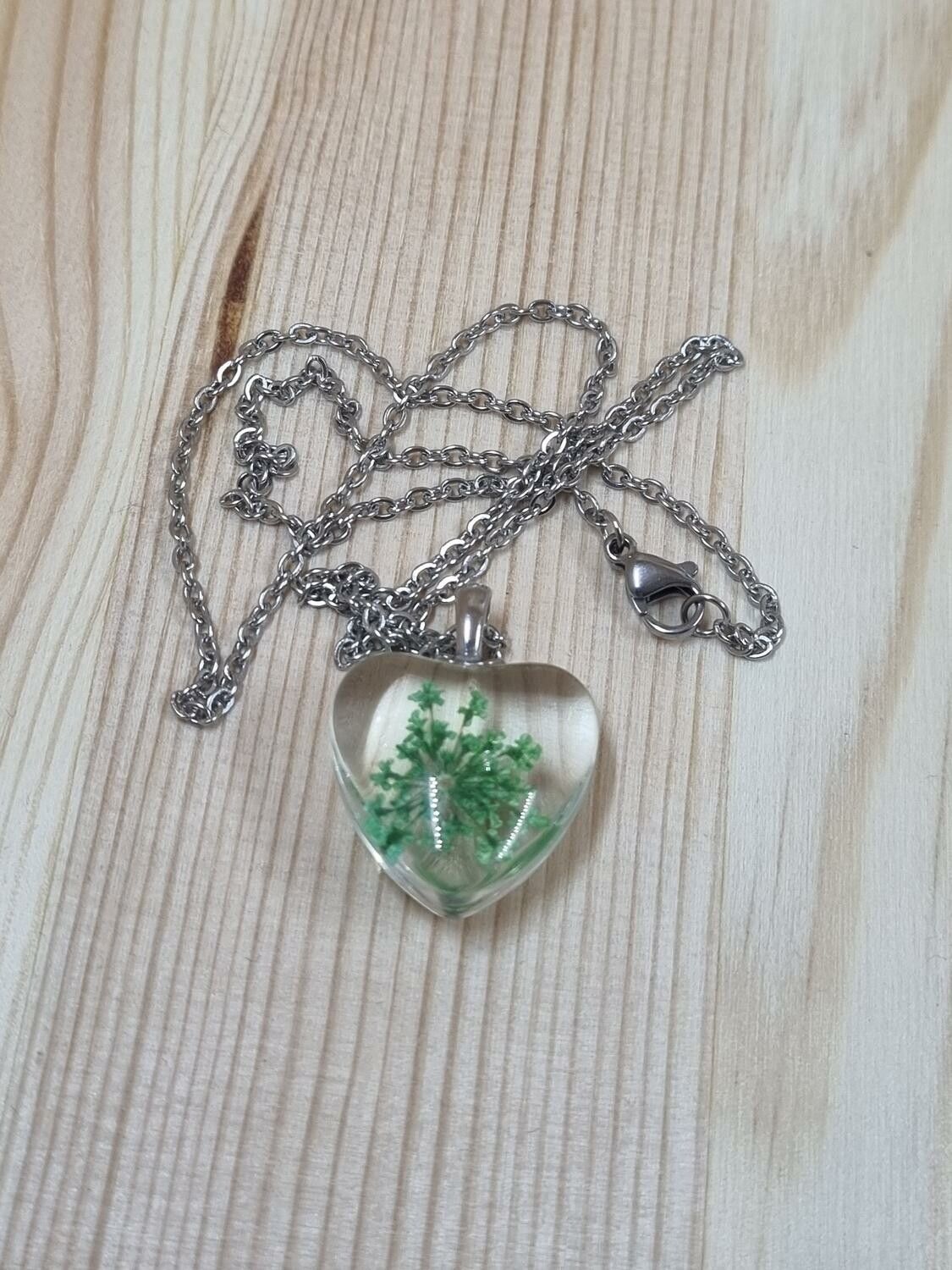 Halsband i rostfritt stål med fin berlock i glas (grön)