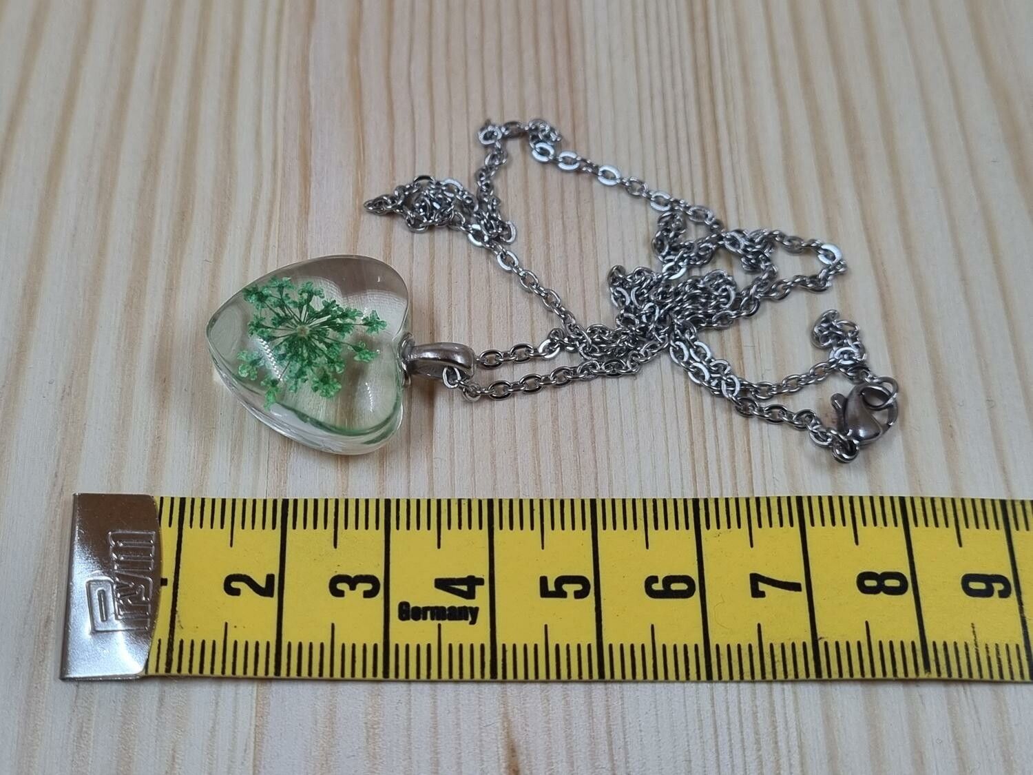 Halsband i rostfritt stål med fin berlock i glas (grön)