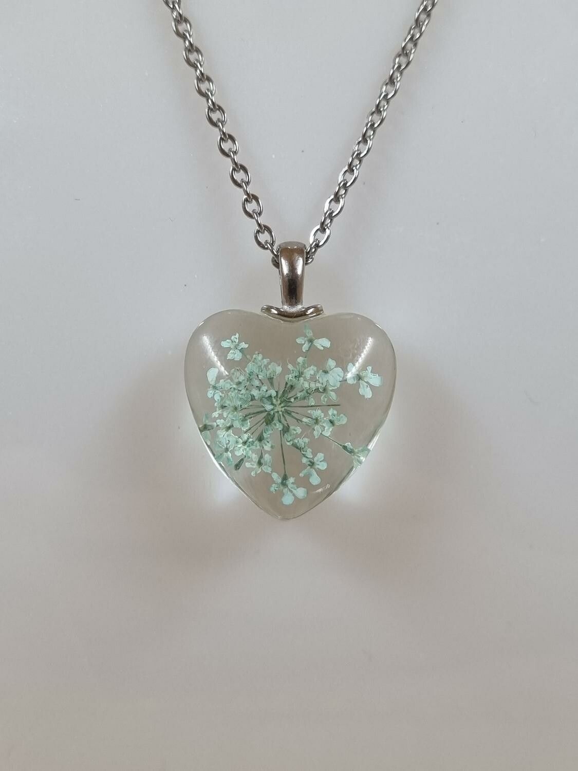 Halsband i rostfritt stål med fin berlock i glas (turkos)