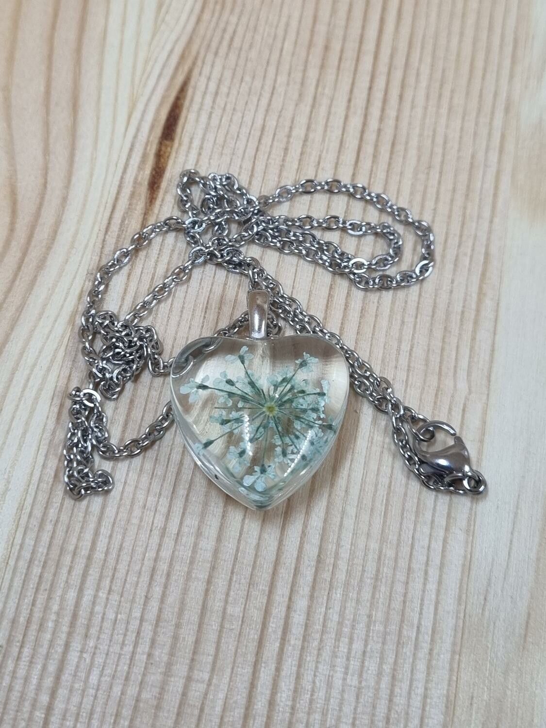 Halsband i rostfritt stål med fin berlock i glas (turkos)