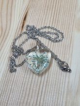 Halsband i rostfritt stål med fin berlock i glas (turkos)