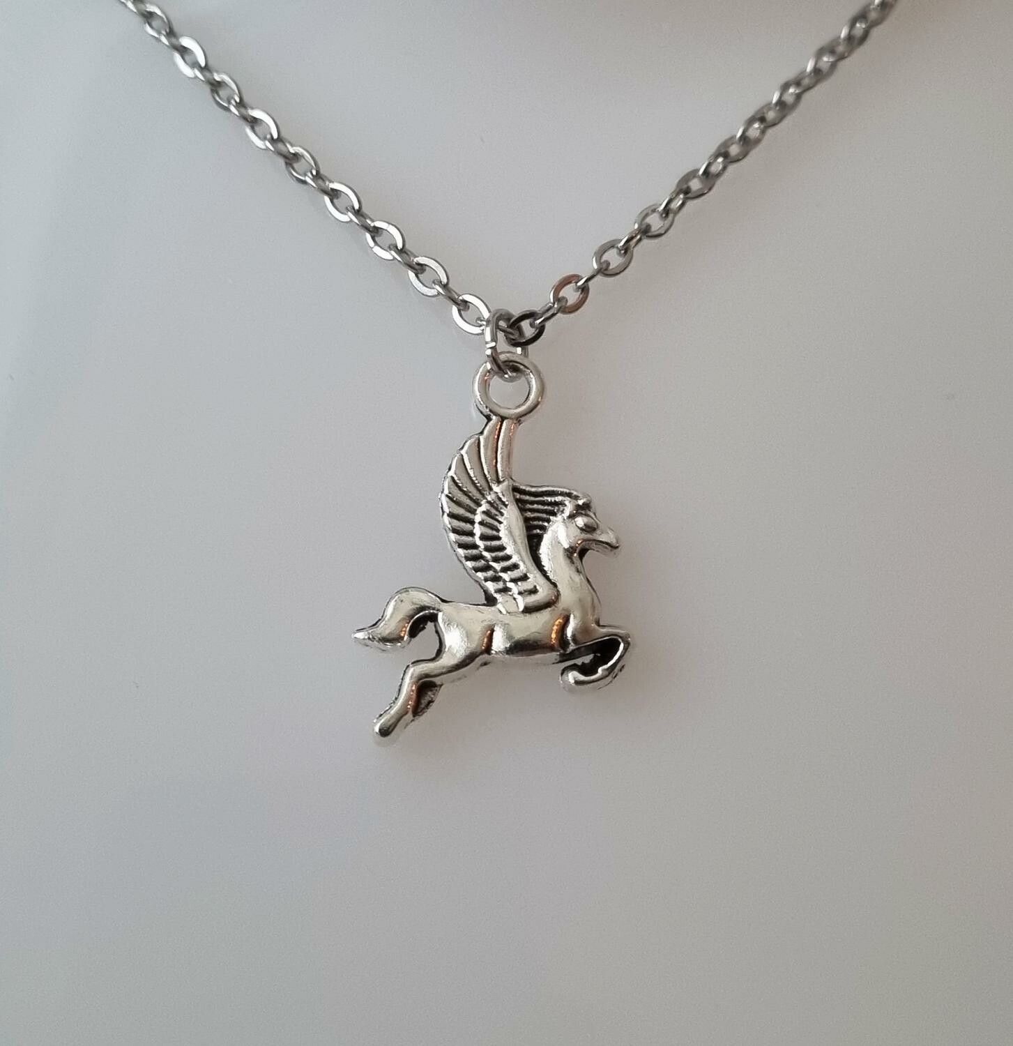 Halsband (50 cm) med en Pegasus häst / berlock