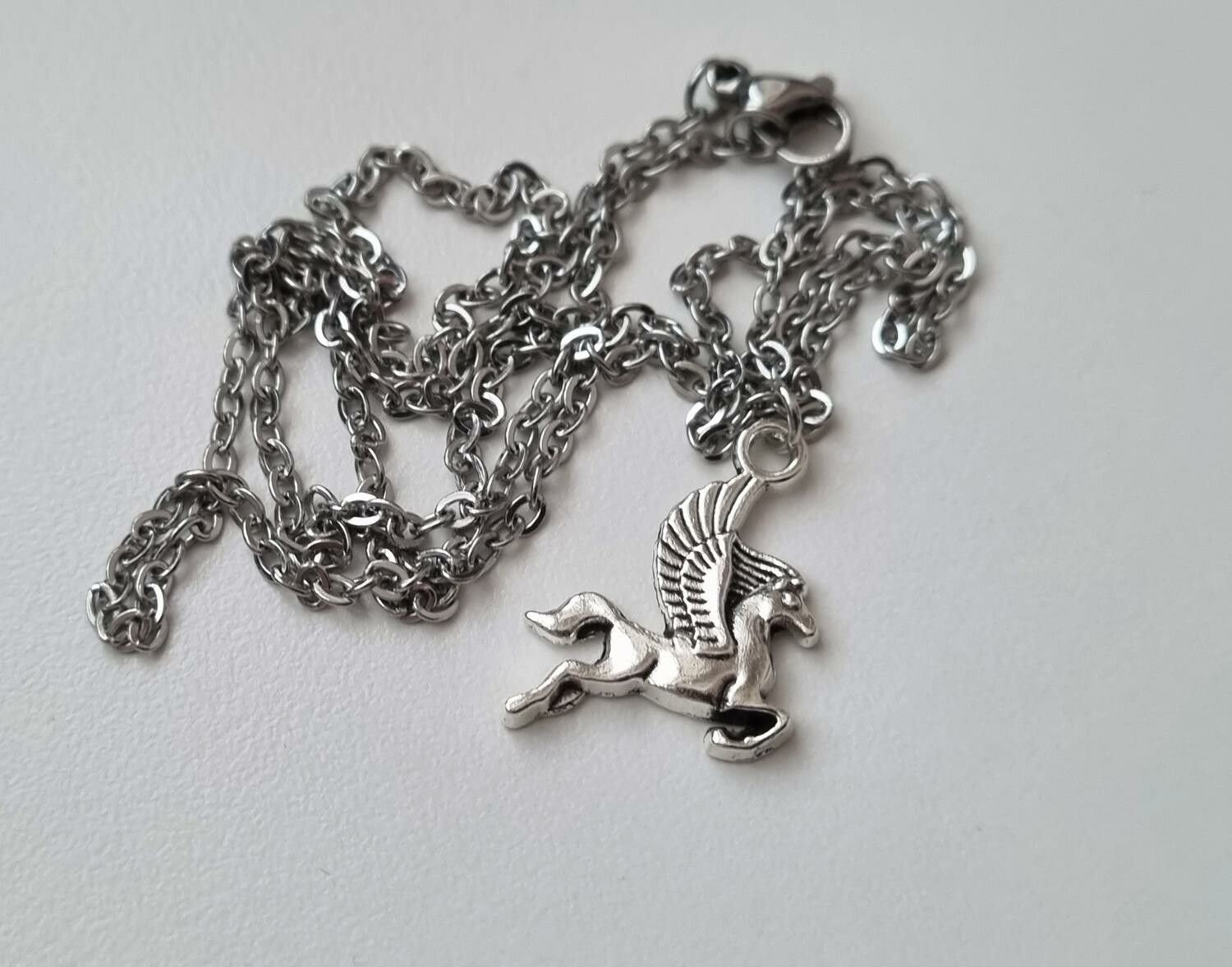 Halsband (50 cm) med en Pegasus häst / berlock