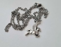Halsband (50 cm) med en Pegasus häst / berlock