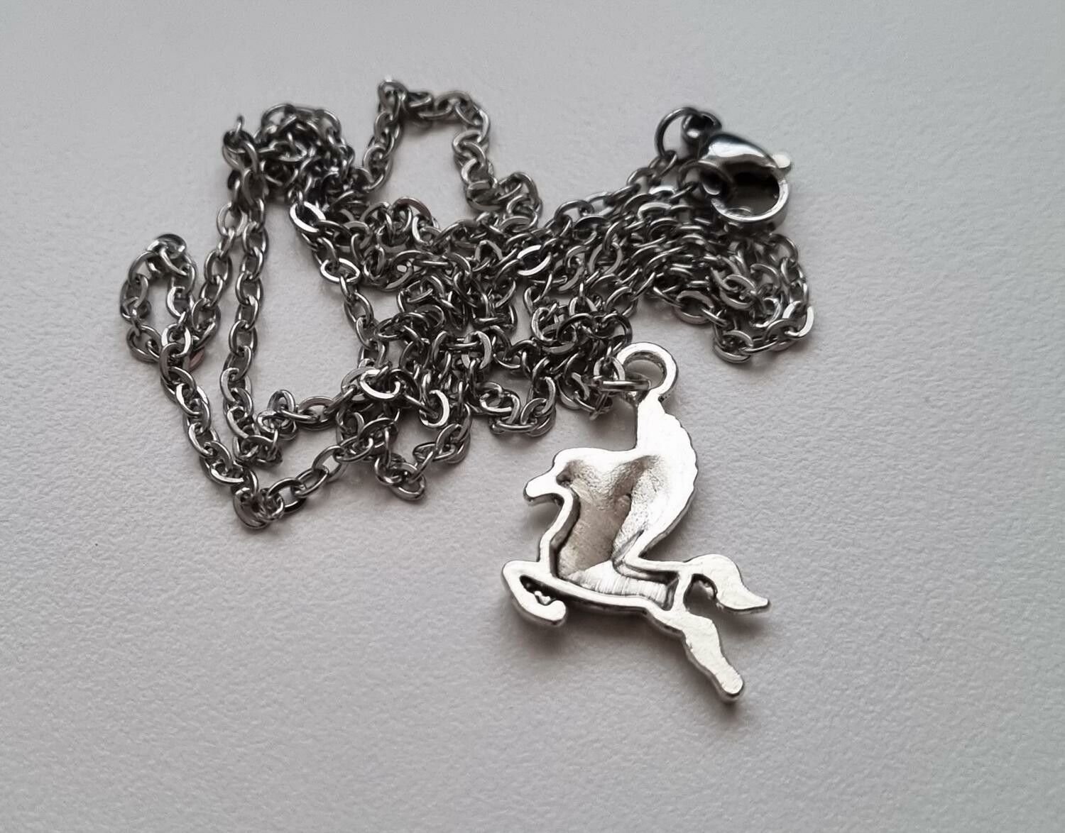 Halsband (50 cm) med en Pegasus häst / berlock