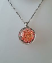 Halsband (50 cm) med fin rund orange/röd berlock i glas