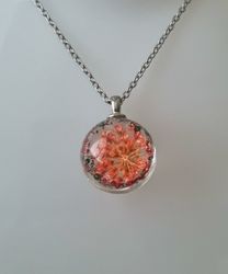 Halsband (50 cm) med fin rund orange/röd berlock i glas