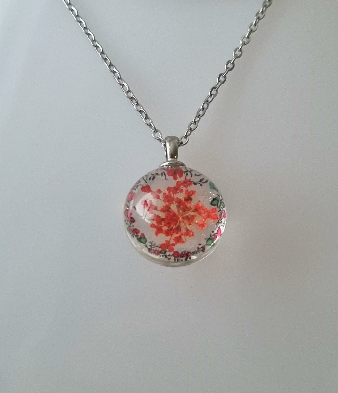 Halsband (50 cm) med fin rund röd berlock i glas