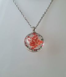 Halsband (50 cm) med fin rund röd berlock i glas