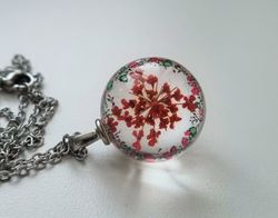Halsband (50 cm) med fin rund röd berlock i glas