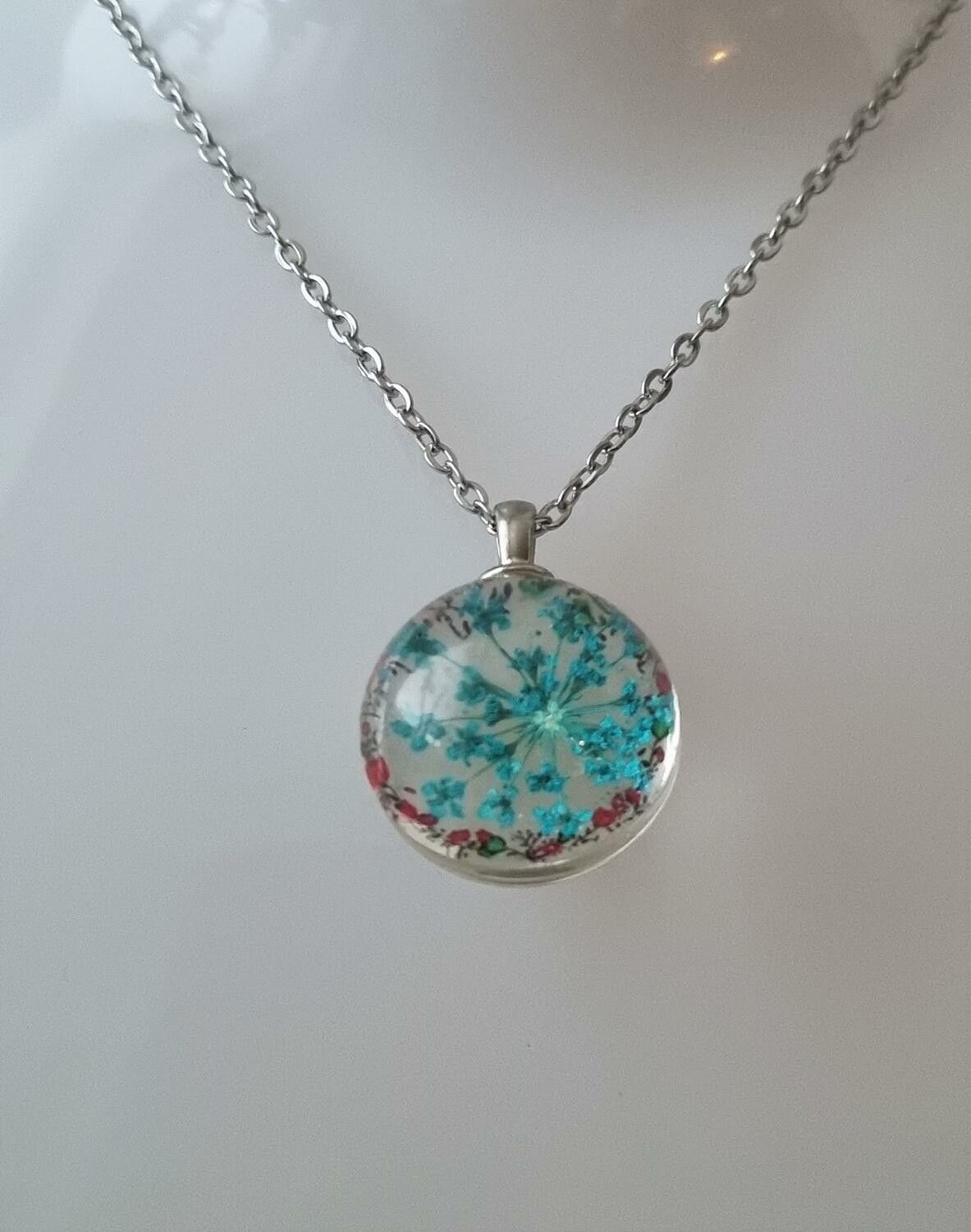 Halsband (50 cm) med fin rund turkos berlock i glas