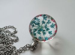 Halsband (50 cm) med fin rund turkos berlock i glas