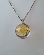 Halsband (50 cm) med fin rund gul berlock i glas