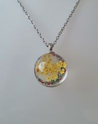 Halsband (50 cm) med fin rund gul berlock i glas