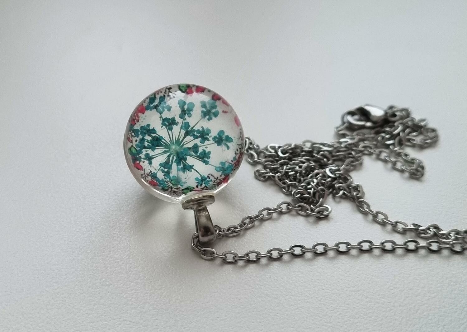 Halsband (50 cm) med fin rund turkos berlock i glas