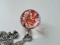 Halsband (50 cm) med fin rund orange/röd berlock i glas