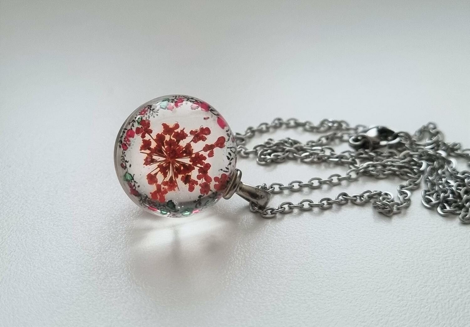 Halsband (50 cm) med fin rund röd berlock i glas