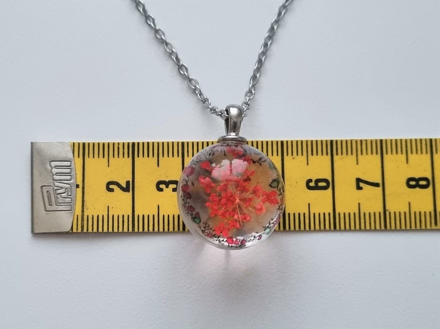 Halsband (50 cm) med fin rund röd berlock i glas