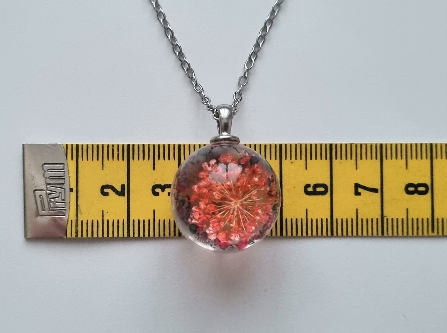 Halsband (50 cm) med fin rund orange/röd berlock i glas