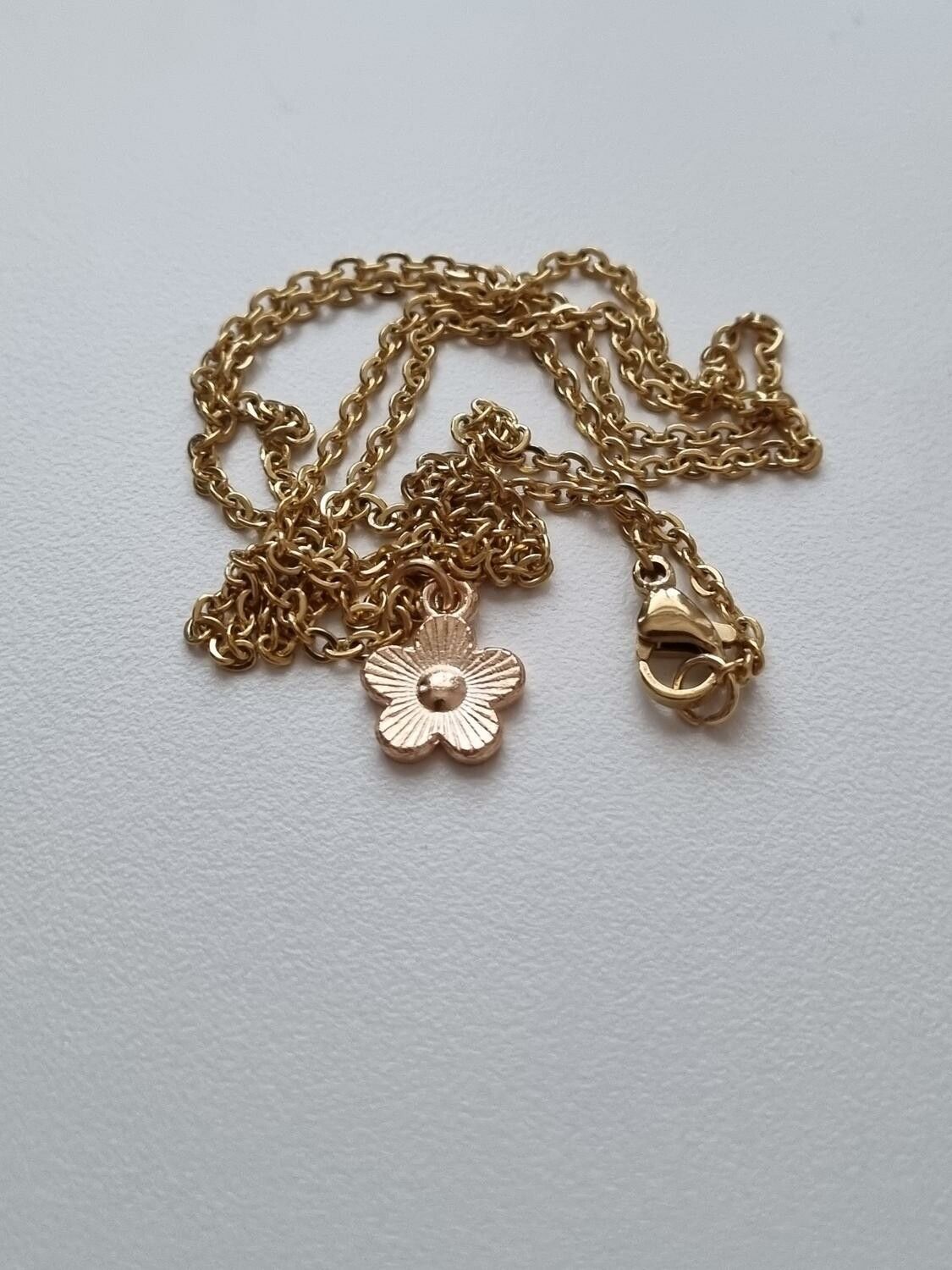 Halsband med blå blomma (50 cm lång kedja)