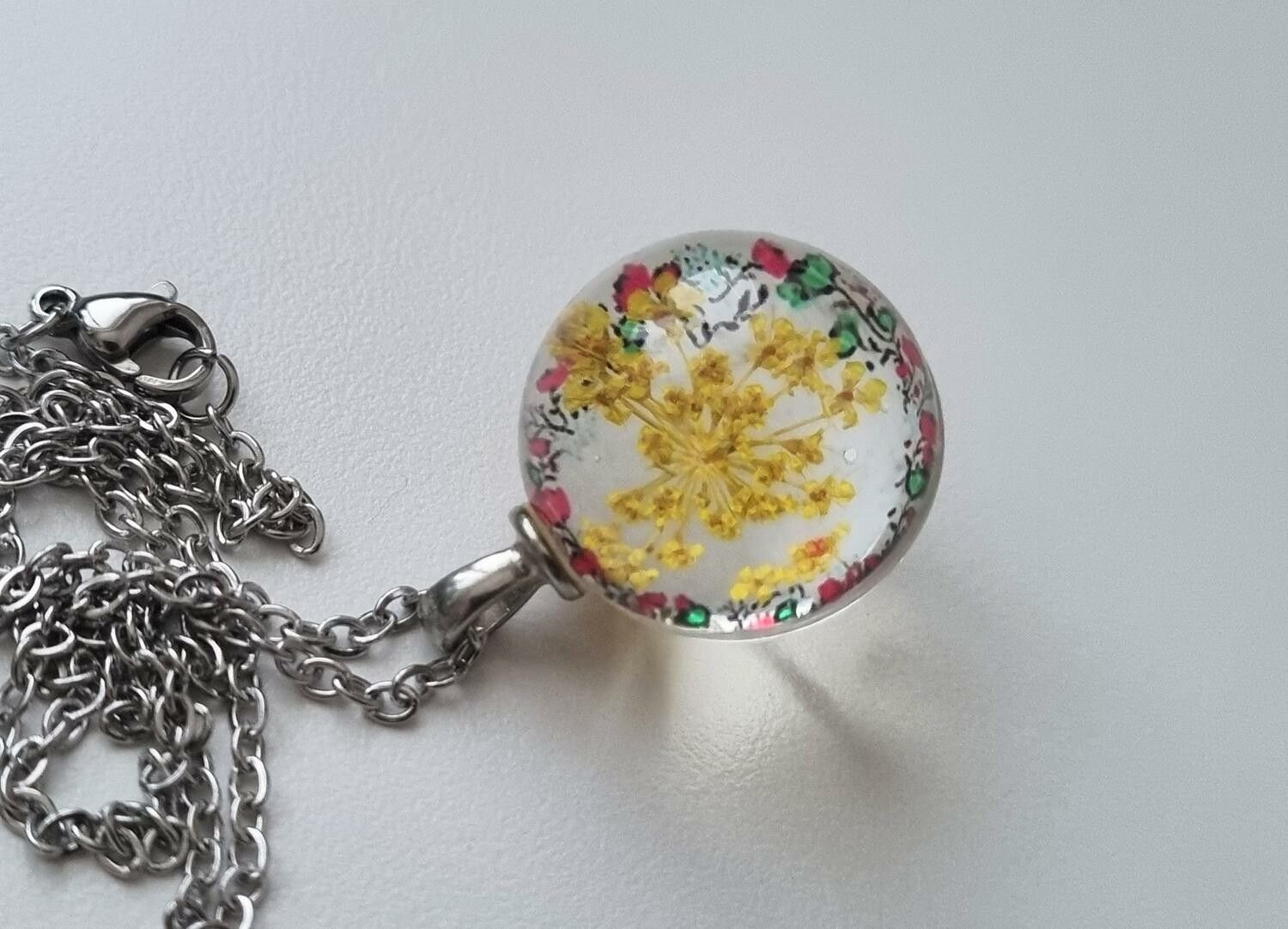 Halsband (50 cm) med fin rund gul berlock i glas