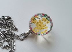 Halsband (50 cm) med fin rund gul berlock i glas
