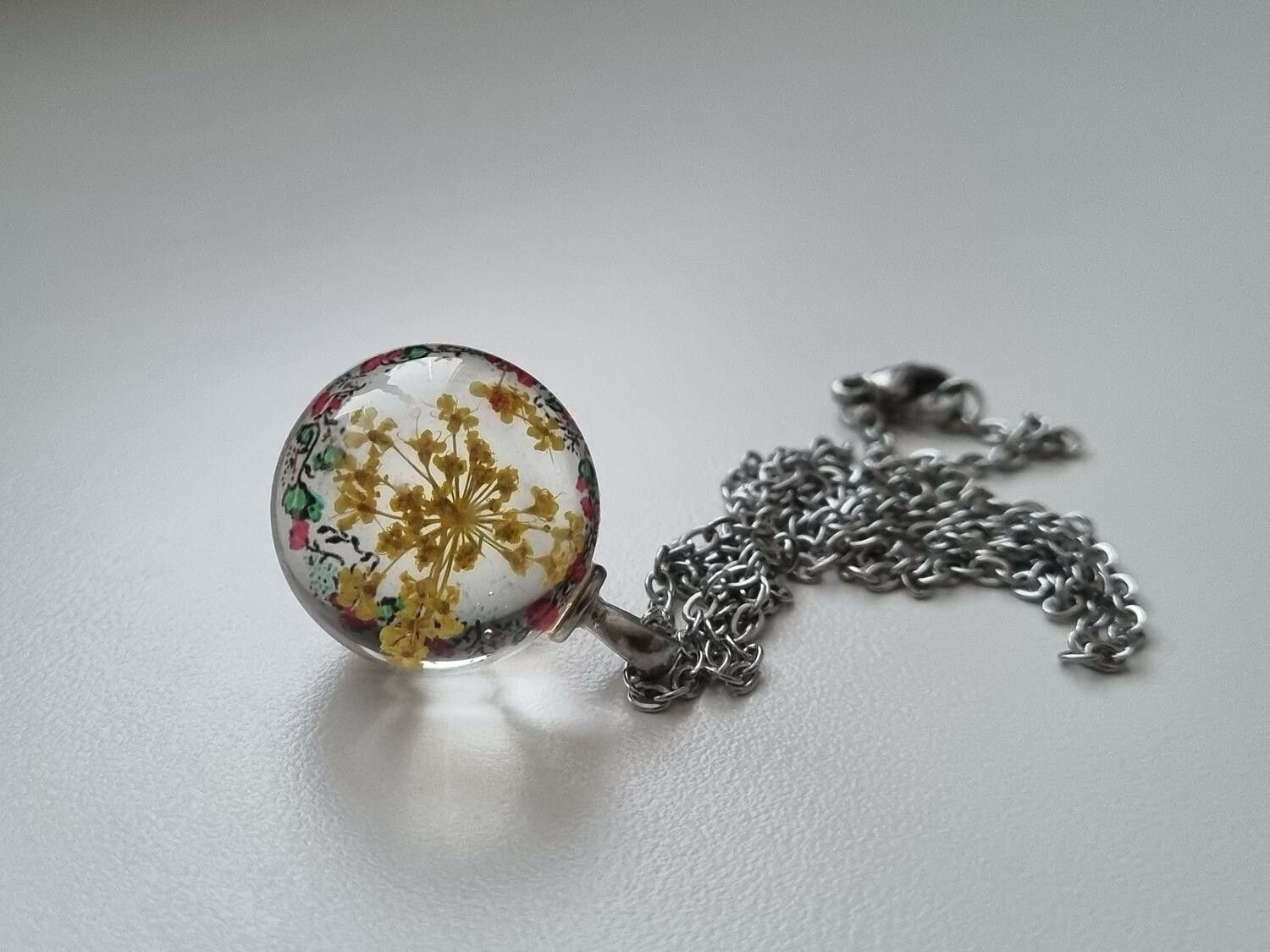 Halsband (50 cm) med fin rund gul berlock i glas