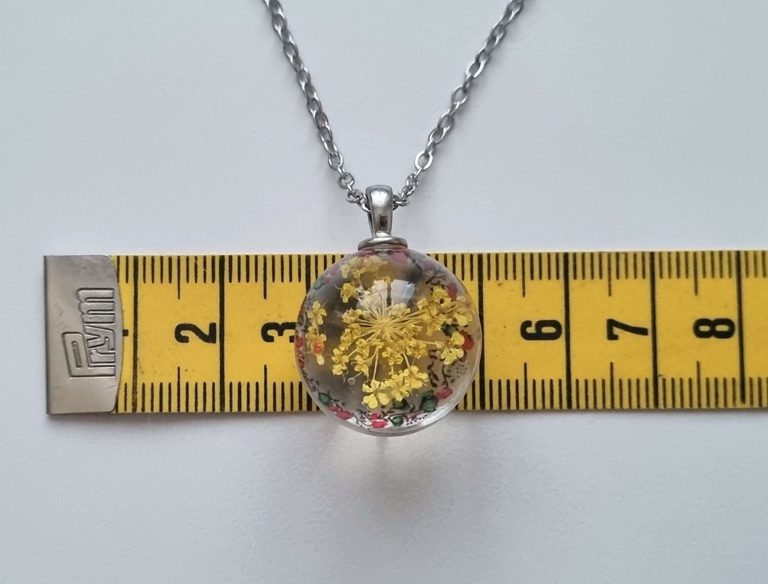 Halsband (50 cm) med fin rund gul berlock i glas