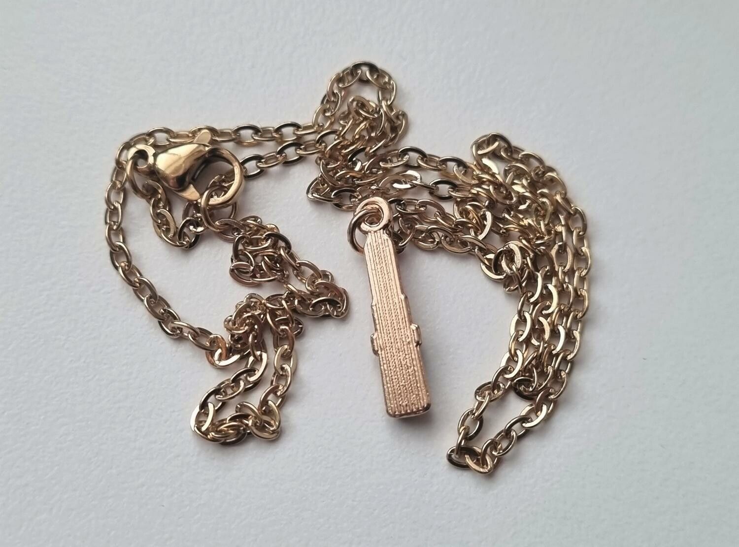 Halsband med rosa läppstift (45 cm lång kedja)