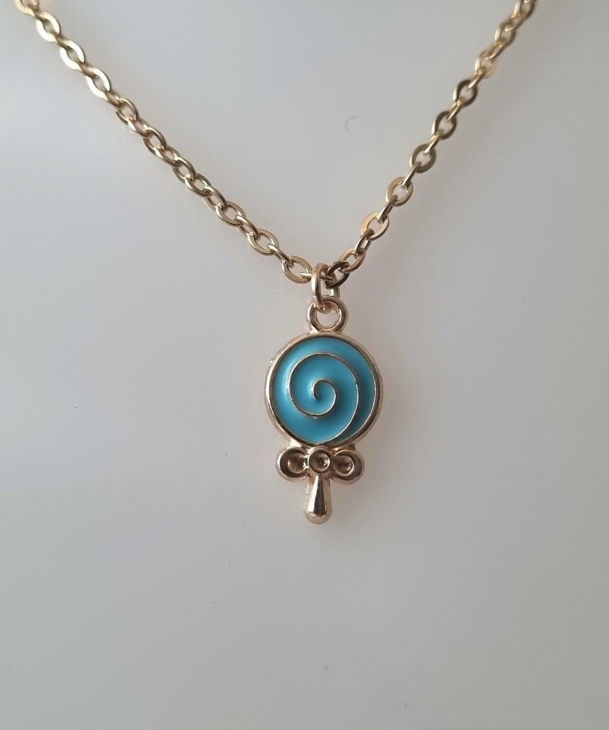 Halsband med blå klubba (45 cm lång kedja)
