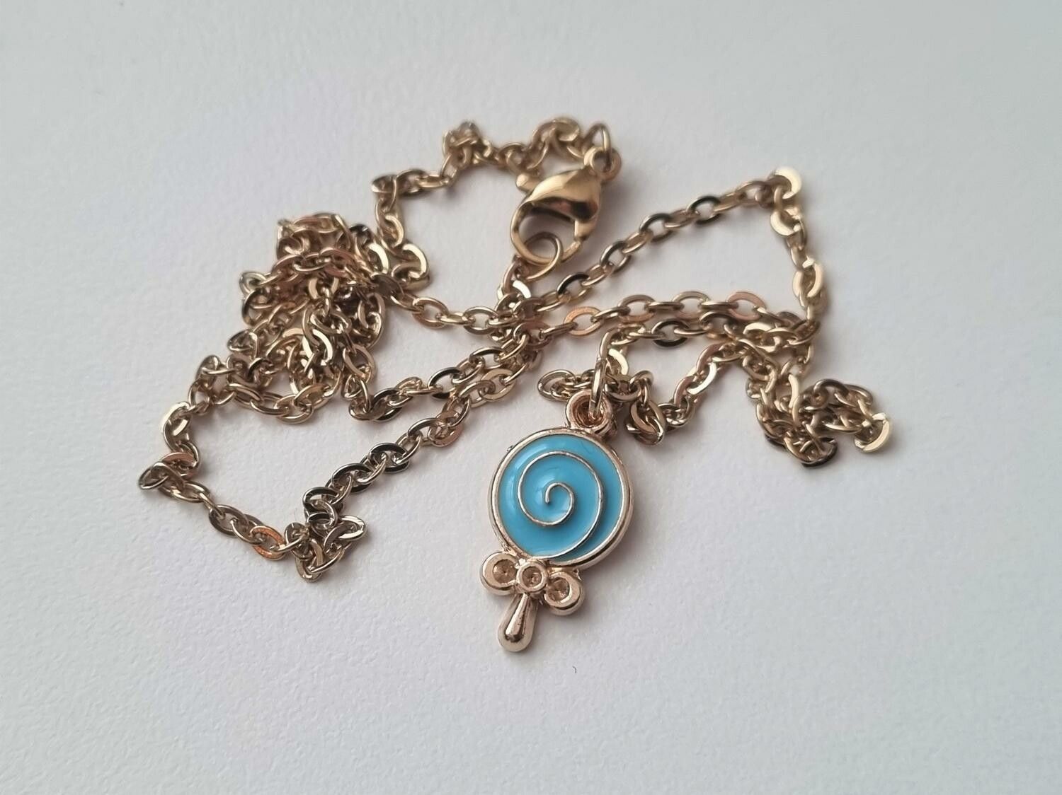Halsband med blå klubba (45 cm lång kedja)