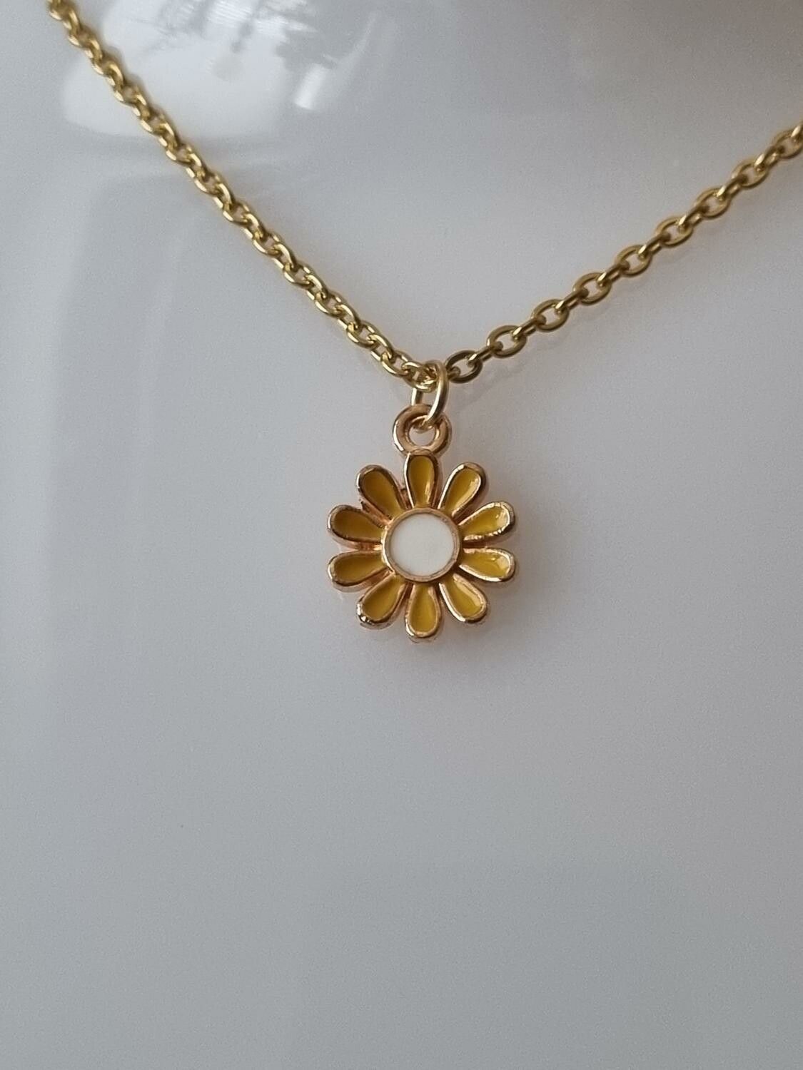 Halsband med gul blomma (55 cm lång kedja)