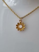 Halsband med gul blomma (55 cm lång kedja)