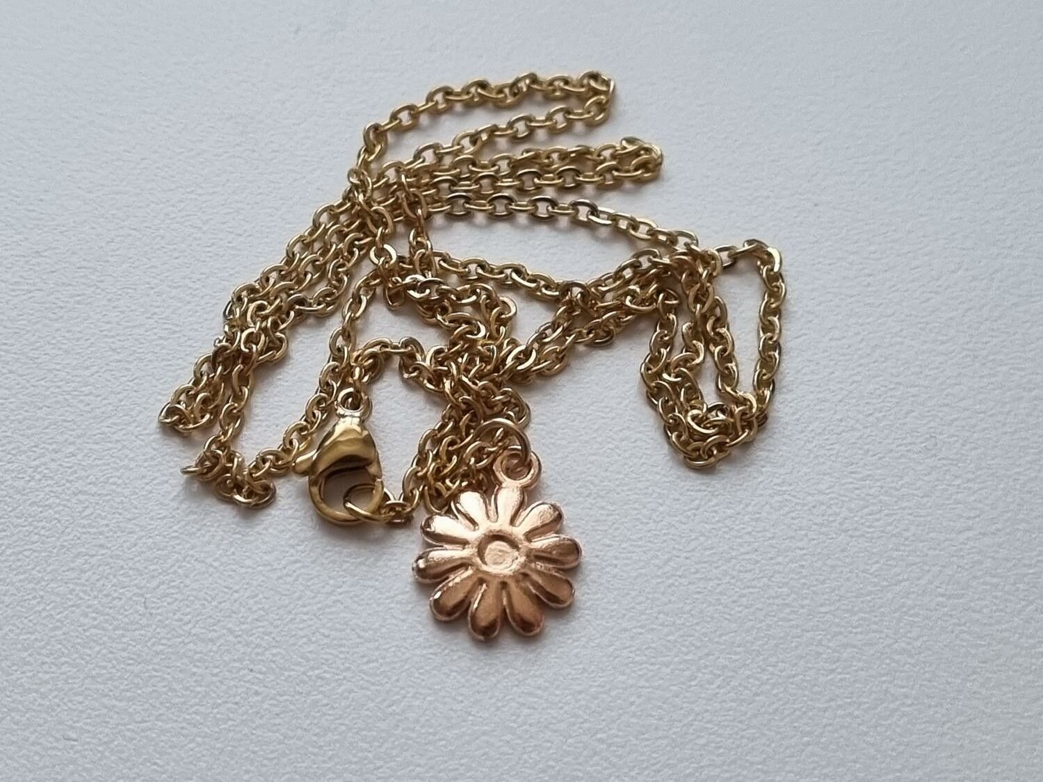 Halsband med gul blomma (55 cm lång kedja)