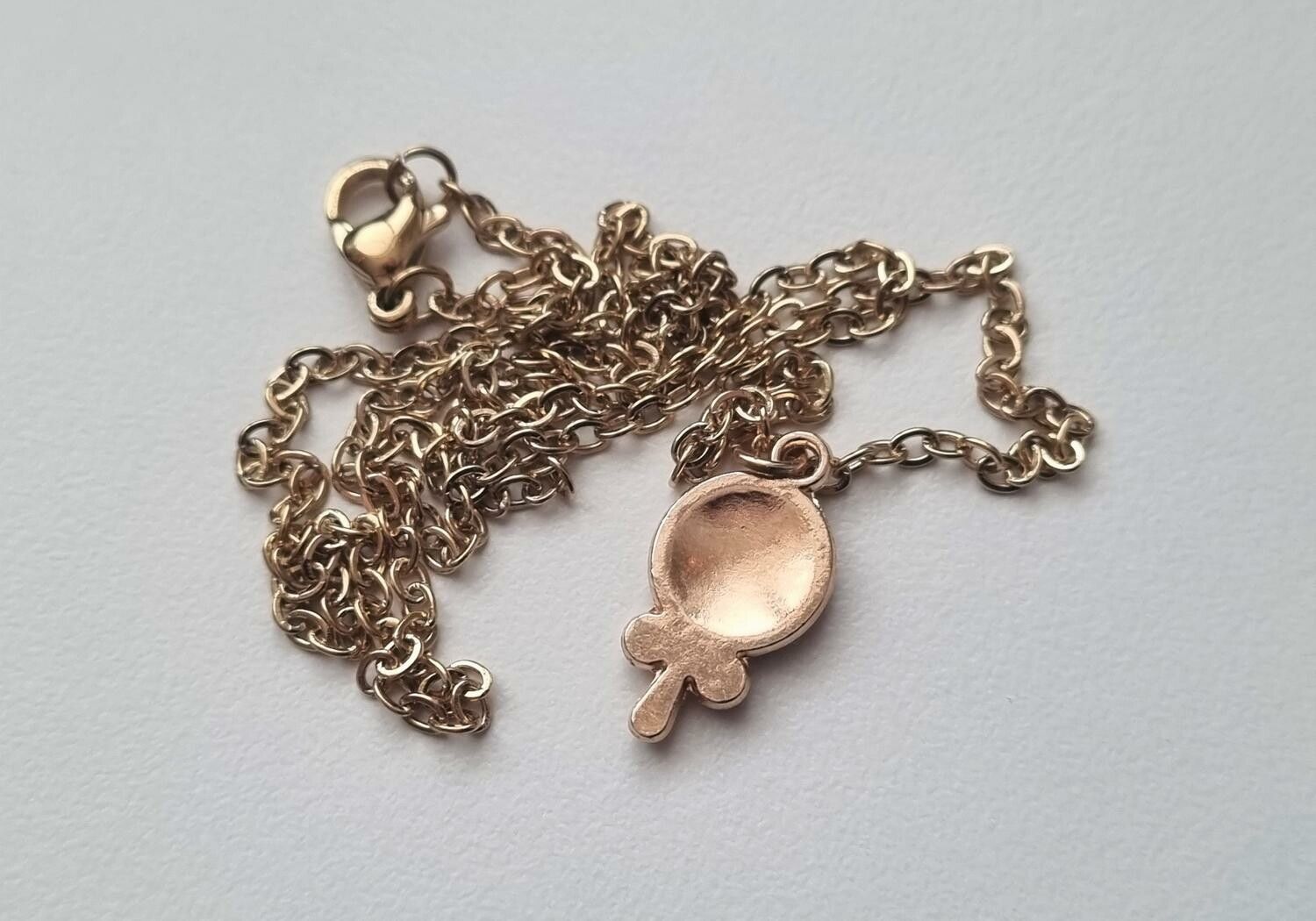 Halsband med rosa klubba (45 cm lång kedja)