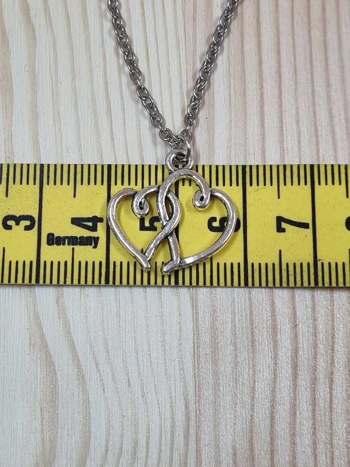 Halsband (50 cm) i rostfritt stål med söt berlock - Hjärtan