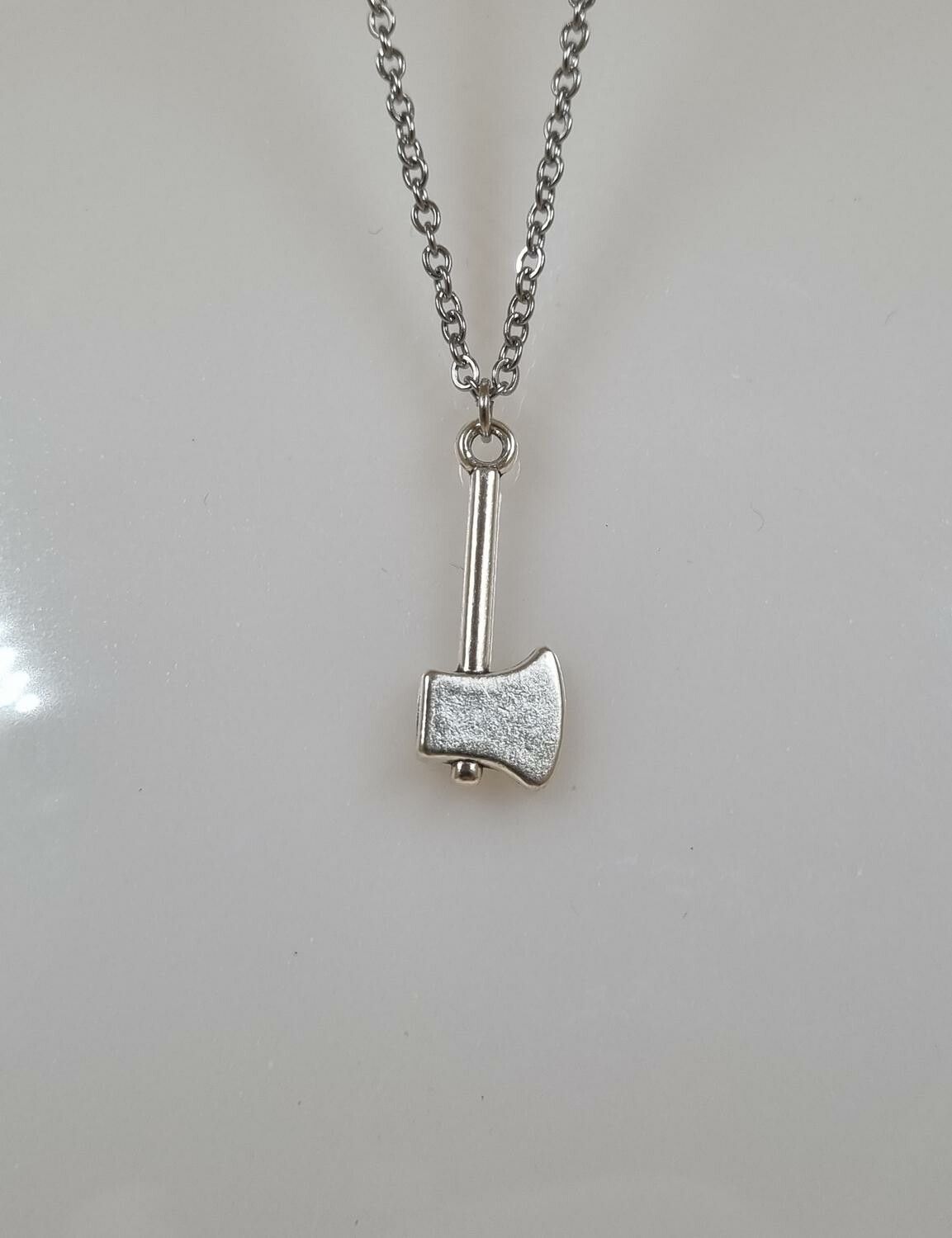 Halsband (50 cm) i rostfritt stål med söt berlock - Yxa