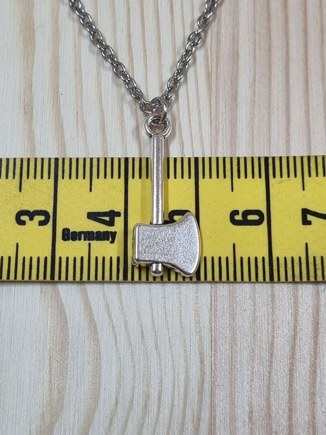 Halsband (50 cm) i rostfritt stål med söt berlock - Yxa