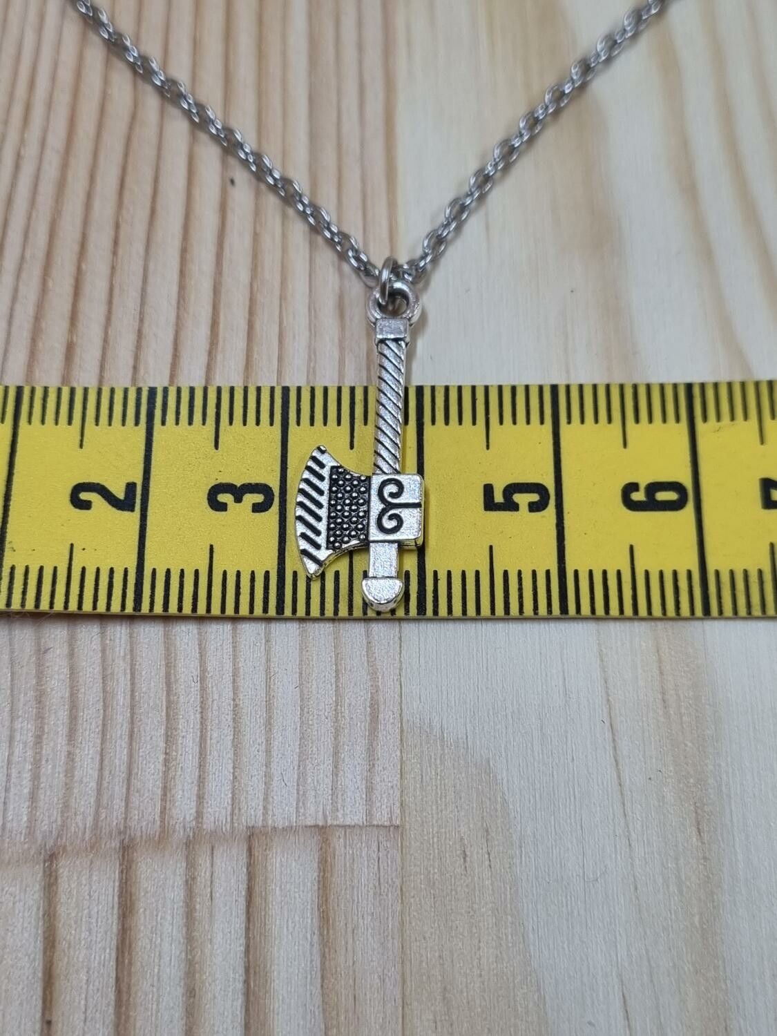 Halsband (50 cm) i rostfritt stål med söt berlock - Yxa