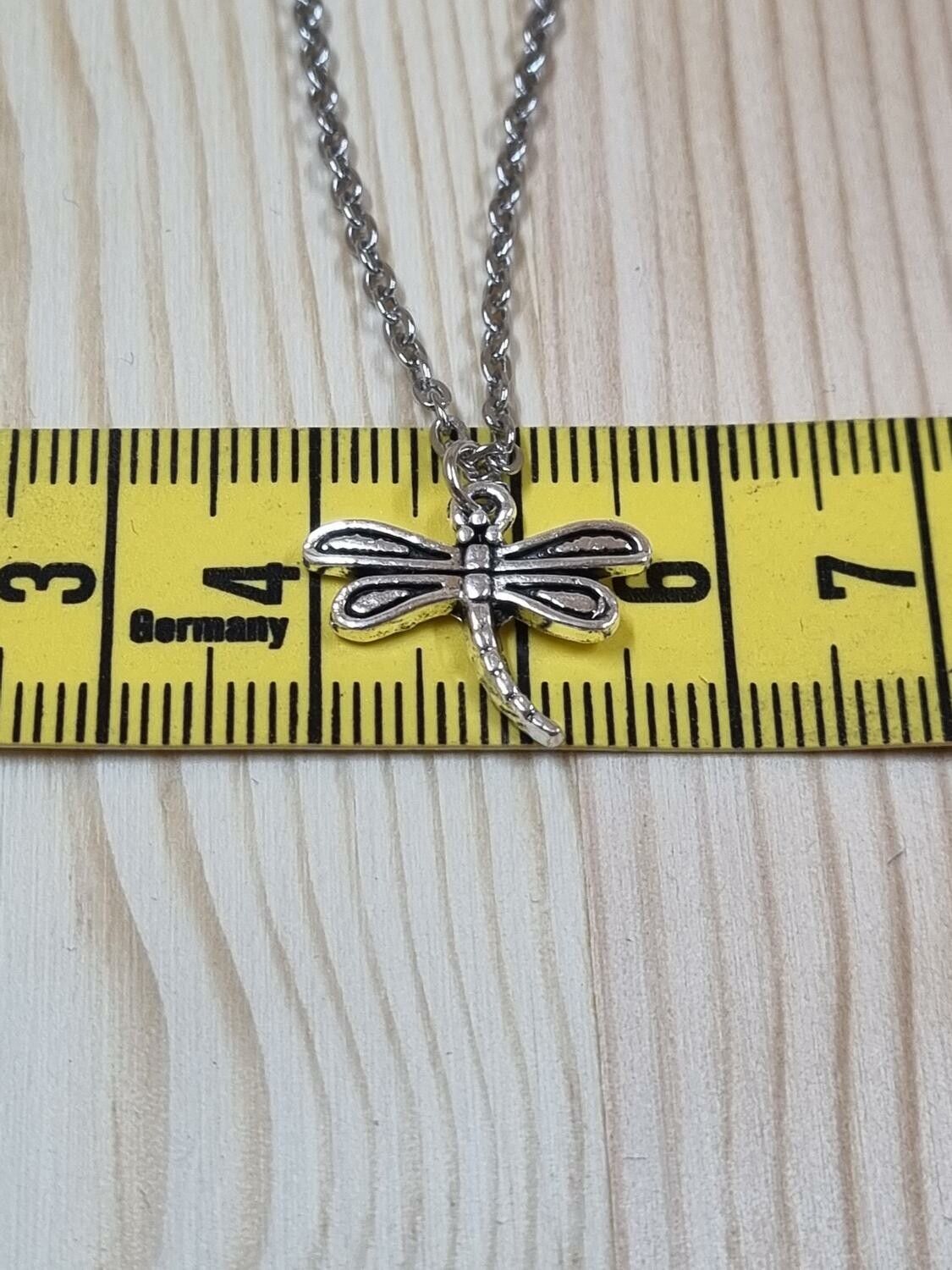 Halsband (50 cm) i rostfritt stål med söt berlock - Trollslända