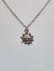 Halsband (45 cm) i rostfritt stål med söt berlock - Sol